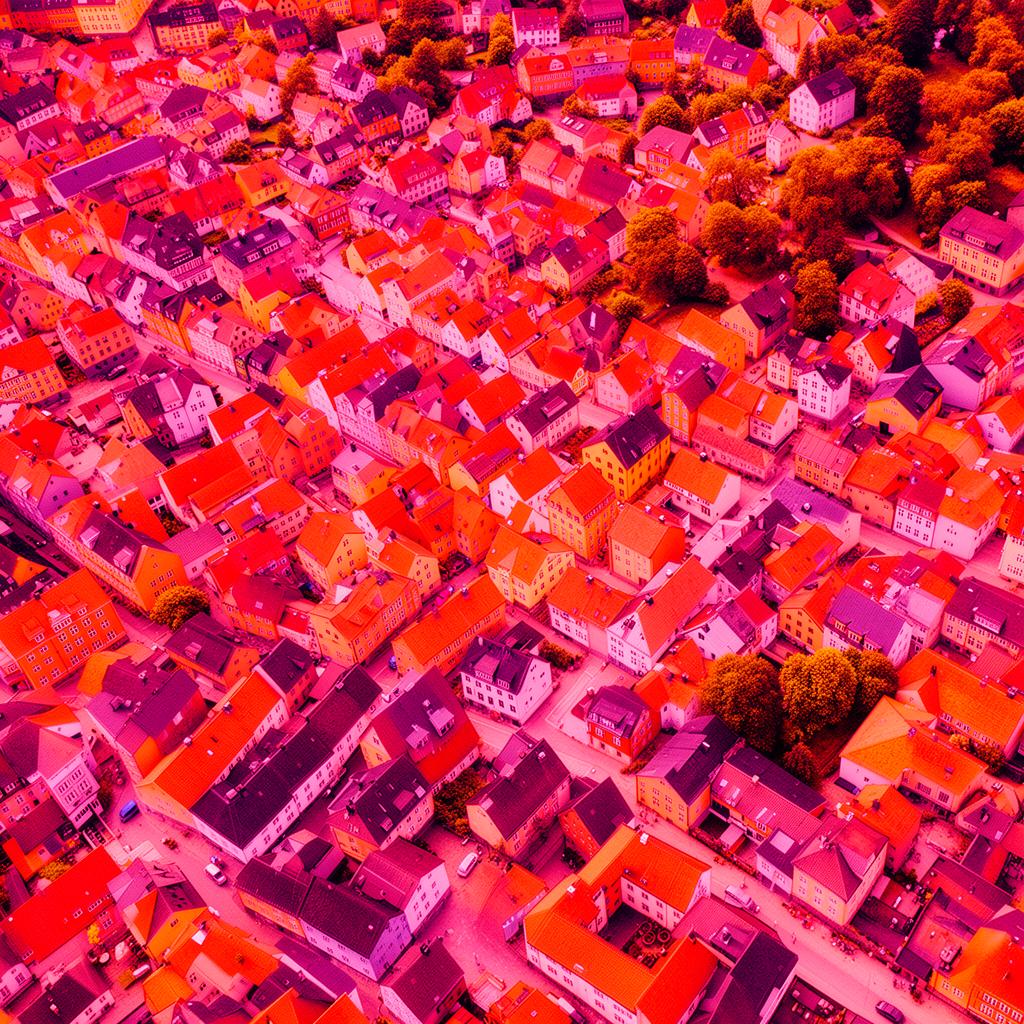 Svensk stad uppifrån i magenta toner